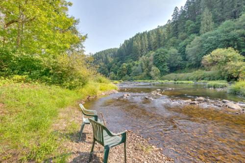 Mapleton House | Historic Mapleton Cottage w/River Views & Hot Tub