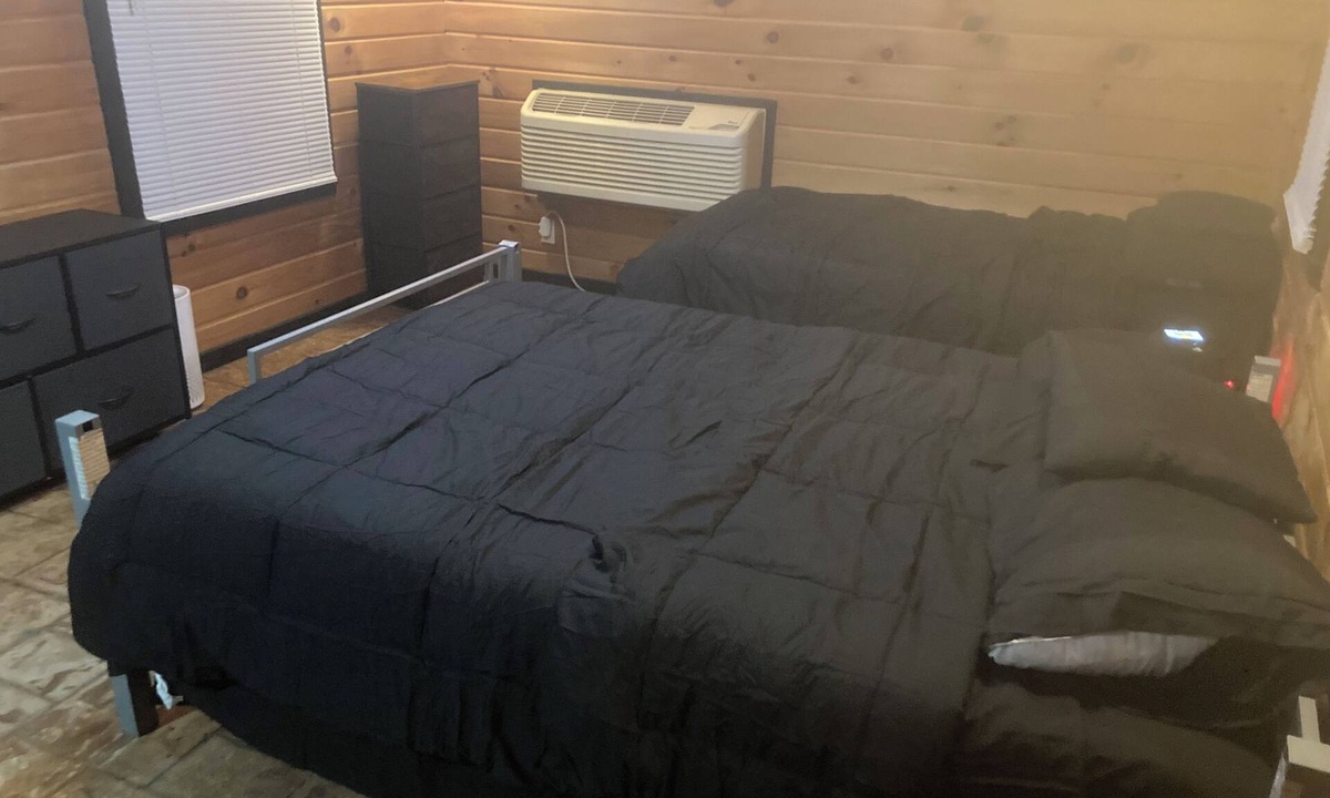Kerr Cabin | Rocky Creek Campgrounds Cozy 1BR cabin in Thurman Ohio Mini kitchen Bathroom