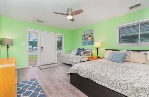 Northeast Virginia Beach House | A Beach'n Place - Pool Access