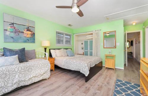 Northeast Virginia Beach House | A Beach'n Place - Pool Access