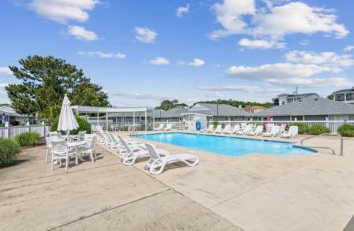 Northeast Virginia Beach House | Beautiful Sea Gem - Condo w pool