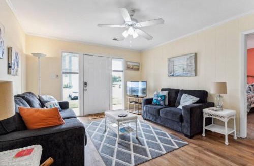 Northeast Virginia Beach House | Beautiful Sea Gem - Condo w pool