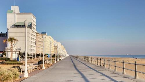 Northeast Virginia Beach House | Beautiful Sea Gem - Condo w pool