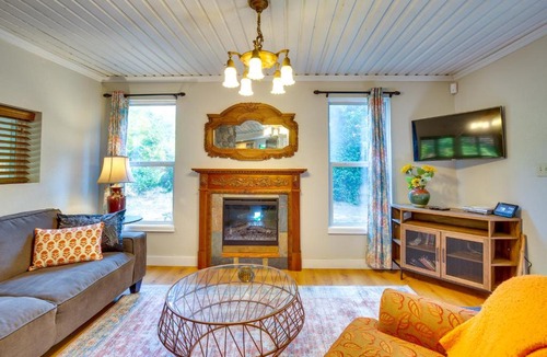 Mapleton House | Historic Mapleton Cottage w/River Views & Hot Tub