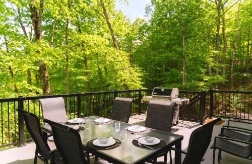 Saint-Raymond Ski Chalet | Java with Private Spa & Games, Lake & Golf