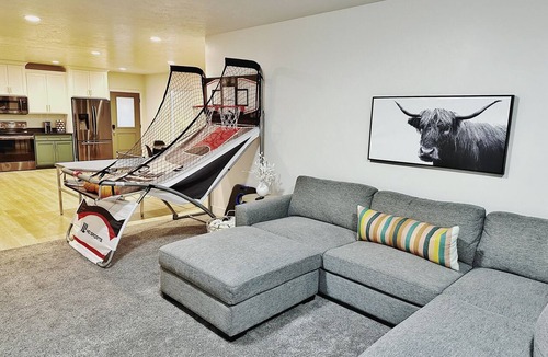 Mapleton Apartment | Modern Mapleton Get-a-way