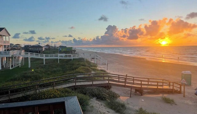 Beachfront Luxe! Recent Build! On Sand Pet Friendly! Ocean Front! Restaurants!