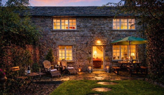 Bridge End Cottage - Riverside, Hot Tub, Sleeps 8