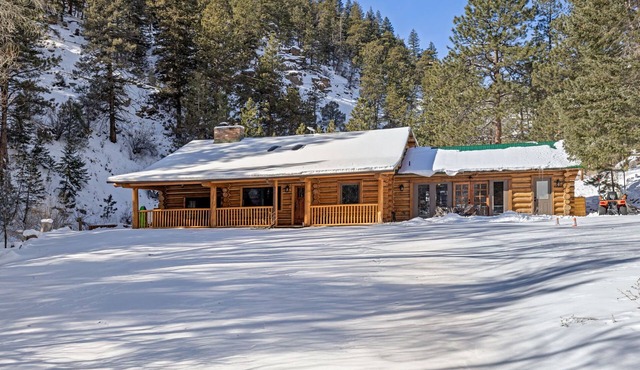 Captivating Rustic Log Cabin with Seasonal stream close to Estes Park and RMNP
