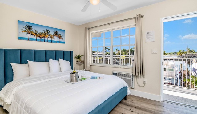 Cozy King Studio with Stunning Waterfront Views in Fort Myers Beach