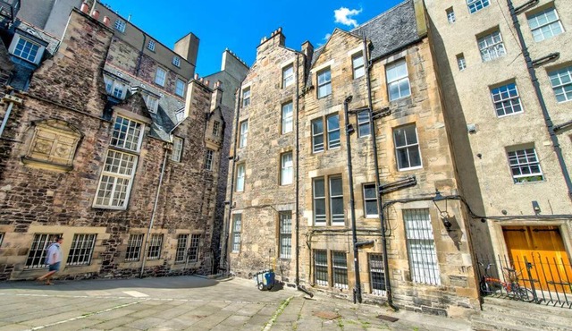 Modern flat with Nice Views by the Royal Mile