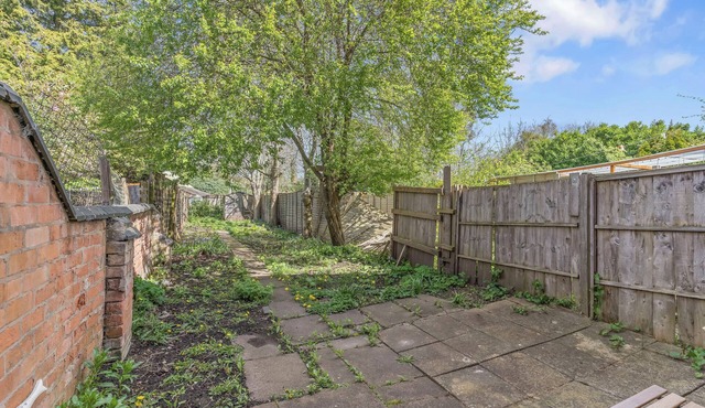 Stylish & Central 3 Bed House | Parking & Garden